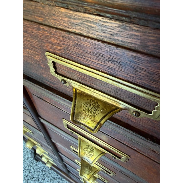 Antique Oak 30-Drawer Library Card Catalog Cabinet Late Victorian / Early Arts & Crafts | C. 1886–1905 | Original Finish & Brass Hardware For Sale - Image 12 of 16
