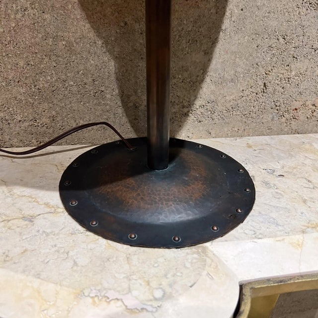 Early 20th Century Style of Benedict Studios Arts and Crafts Table Lamp Hammered Copper Mica For Sale - Image 5 of 12