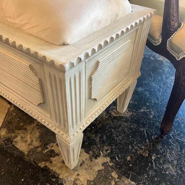 Mid-Century Modern Vintage White Wooden Detailed Carved Bench With Cushion For Sale - Image 3 of 7
