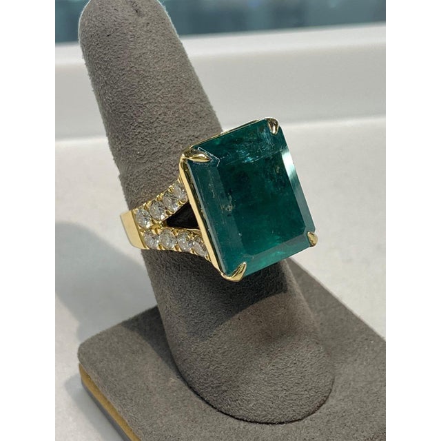 Vivid Green Emerald Shape Step Cut Emerald Diamond Cocktail Ring, Size 6.5 For Sale In Washington DC - Image 6 of 10