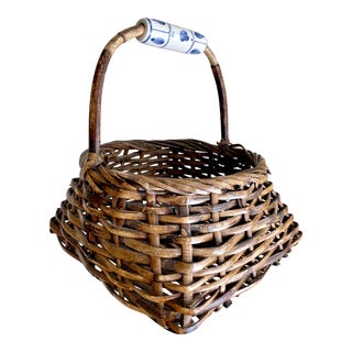 Late Mid-Century Scorched Split Rattan Whatnot Basket With Delft-Inspired Porcelain Handle For Sale