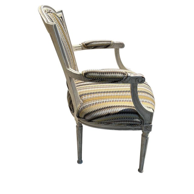 French Early 20th Century Pair of Louis XVI Style Cabriolet Chairs. Hand Carved, Painted. For Sale - Image 3 of 18
