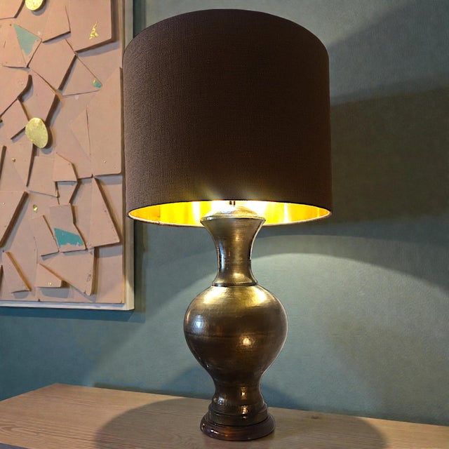 Mid-Century Modern 1940s Italian Monumental Hammered Brass Seamless Bulbous Table Lamp on Mahogany Plinth For Sale - Image 3 of 18