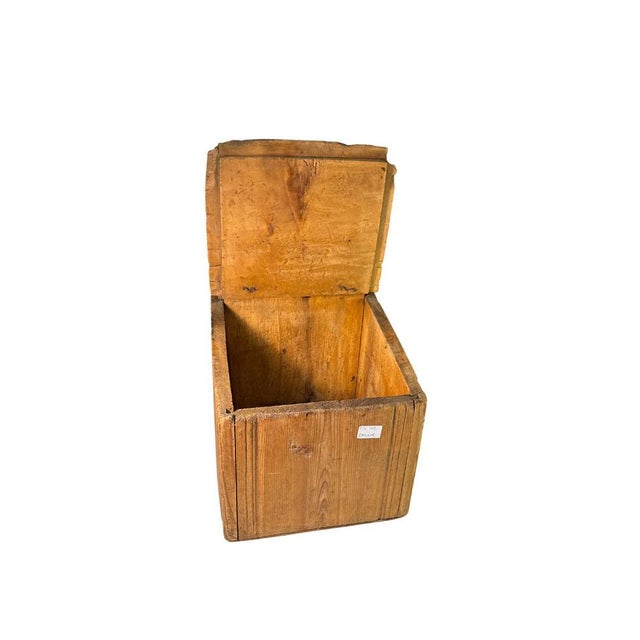 Wooden salt shaker featuring a sturdy and stable body. Particularly roomy thanks to its depth. A subtle carving on the...