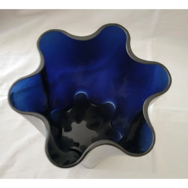Nuutajarvi Notsjo 1980s Scandinavian Modern Nuutajarvi Notsjo Deep Blue Cobalt Wave Vase For Sale - Image 4 of 10