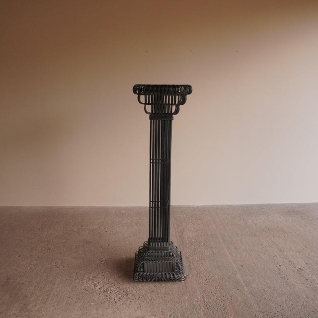 Vintage Scrolled Wood Pedestal, in Good conditions.