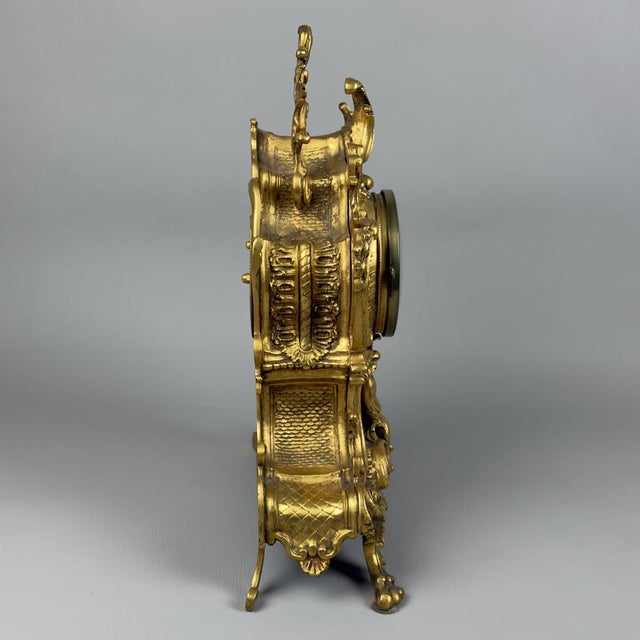 Rococo Antique Louis XV Rococo Quartz Gilded Brass Mantel Clock, 1900s For Sale - Image 3 of 16