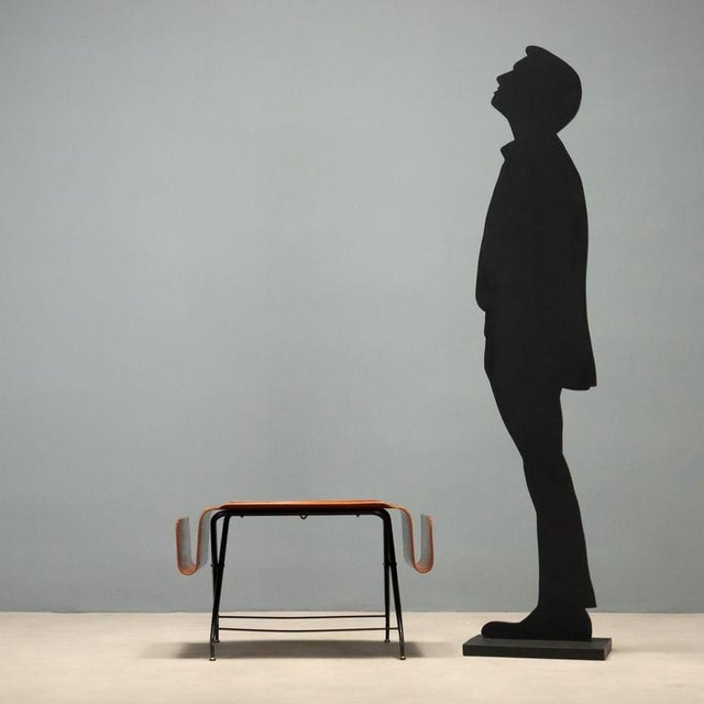 This 1950s coffee table produced by Industria Legni Curvati is a distinctive example of the period's design and...