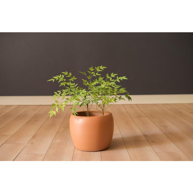 Vintage ceramic pottery planter manufactured by Gainey Ceramics of La Verne, California, circa 1960's. Features a terra...
