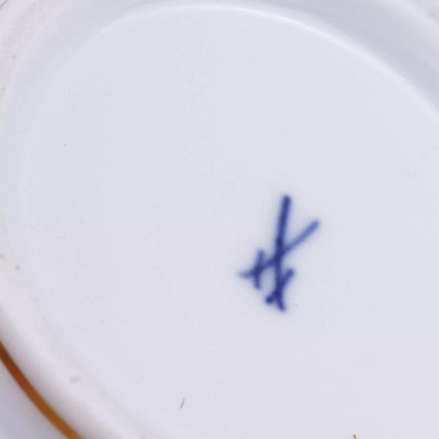 Sugar bowl with lid, decorated with a polychrome pattern. Hallmarks: Meissen manufactory.