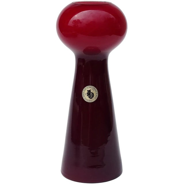 Fornasa De Murano l'Insegna Del Moreto Vintage White Inside Red Outside Italian Art Glass Cased Flower Vase With Label For Sale In Orlando - Image 6 of 6