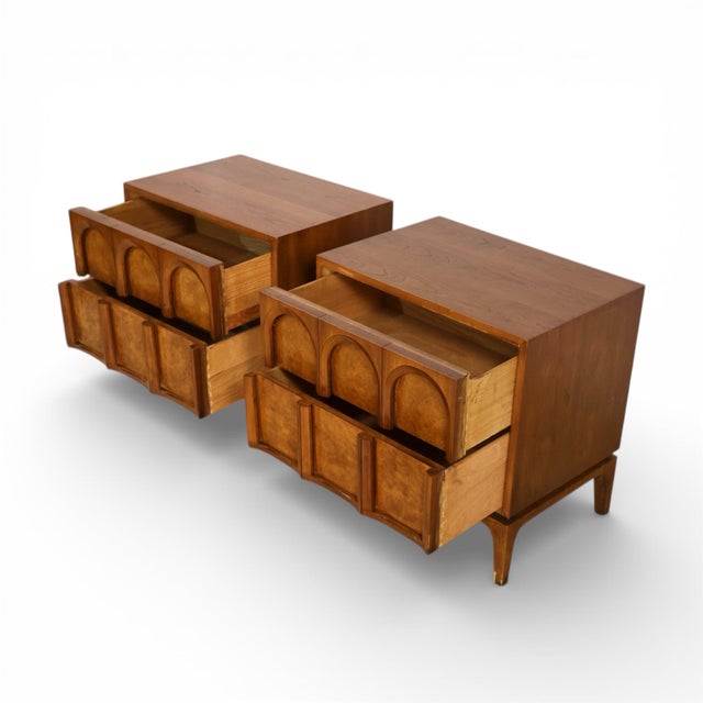 Thomasville Burlwood Mid-Century Modern Sculptural Pair of Nightstands, C. 1960s, Attributed For Sale - Image 10 of 11