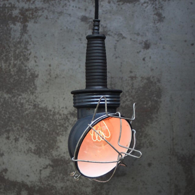 Blue enamel work light, 2 meter black cotton wire and plug. Up to 250V (Europe/UK Standard).The wiring of this item may be...