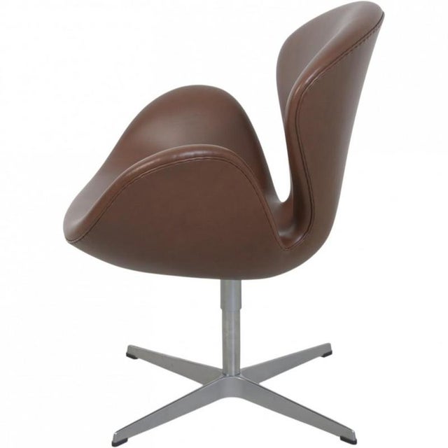 Tall Swan Chair in Mokka Leather by Arne Jacobsen, 2007 For Sale - Image 10 of 14