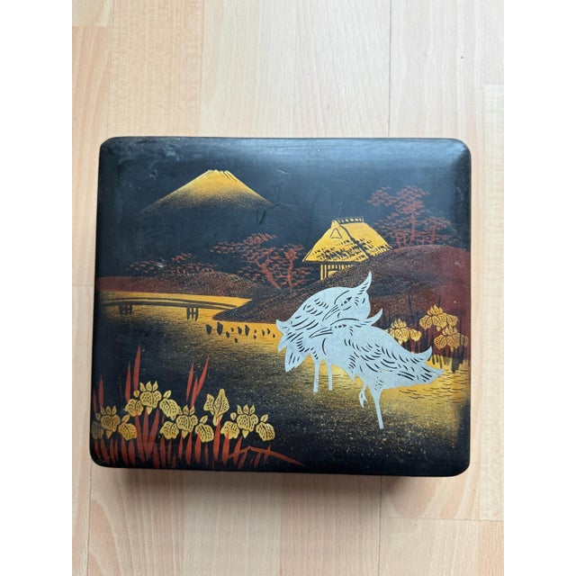 The box measures approximately 7.3 × 19.8 × 17.6 cm (H/W/D) and is made of lacquered wood. The rectangular box features an...