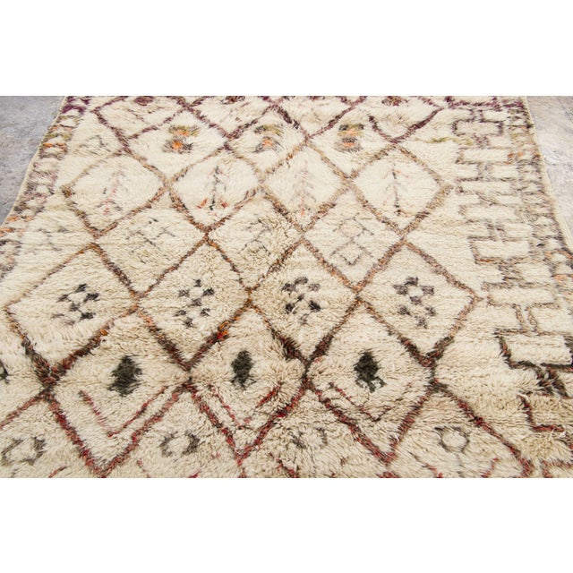 Hand-knotted in wool and originating circa 1950-1959, this 6x11 vintage shag rug is an exciting addition to Rug & Kilim’s...