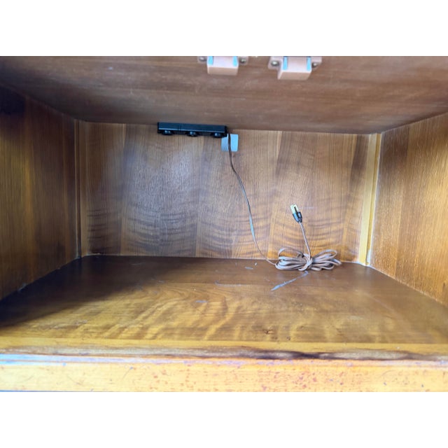 1970s Vintage Henredon Pierced Carved Double-Door Nightstand / Bedside Cabinet For Sale In Miami - Image 6 of 12