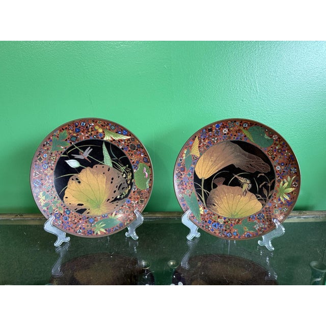 Pair of Meiji Japanese Cloisonne Enamel Plates Goto School Lotus and Insects For Sale - Image 4 of 16