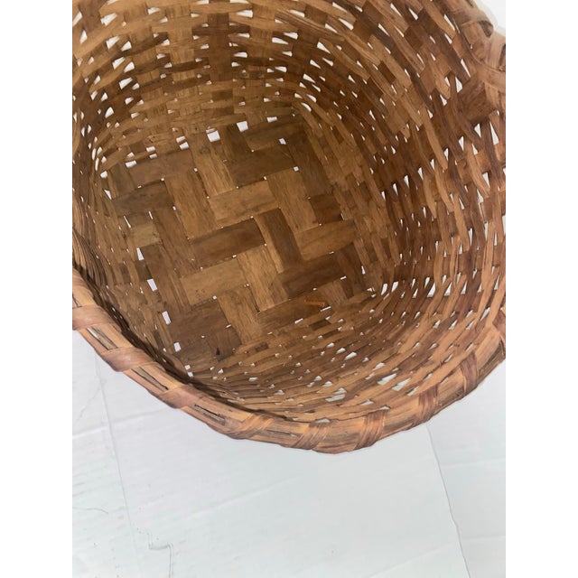 19th Century Traditional Hand-Woven Northeastern American Wood Splint Gathering Basket. For Sale - Image 10 of 11