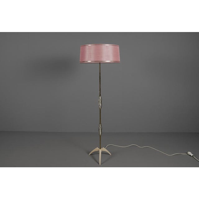 Mid-Century Modern Tripod Floor Lamp with Salmon-Colored Umbrella, Austria, 1950s For Sale - Image 4 of 15