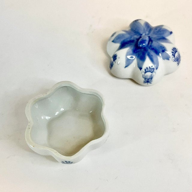 1970s Vintage Hollywood Regency Chinoiserie Blue & White Pumpkin Trinket Box, Halloween, Thanksgiving For Sale - Image 9 of 9