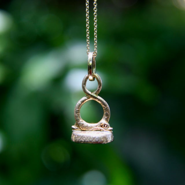 Early 19th Century 14k Gold Georgian Double Dolphin Fob With Bloodstone Cartouche For Sale - Image 9 of 10