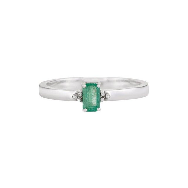 Modern Classic Emerald & Diamond Solitaire Ring in 925 Sterling Silver - Size 7 For Sale - Image 3 of 11