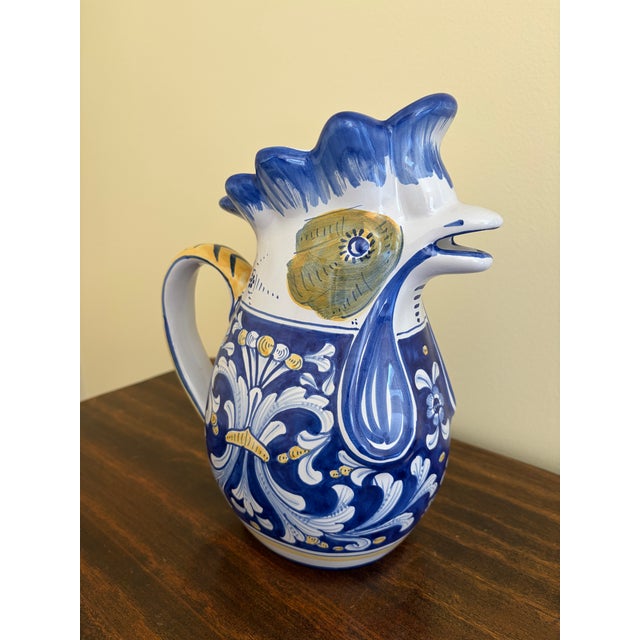French Country Late 20th Century Cama Deruta Hand-Painted Italian Faience Chicken Pitcher For Sale - Image 3 of 11