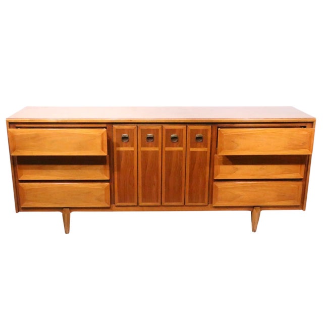 American of Martinsville Nine Drawer Mid 20th Century Dresser by American of Martinsville For Sale - Image 4 of 15