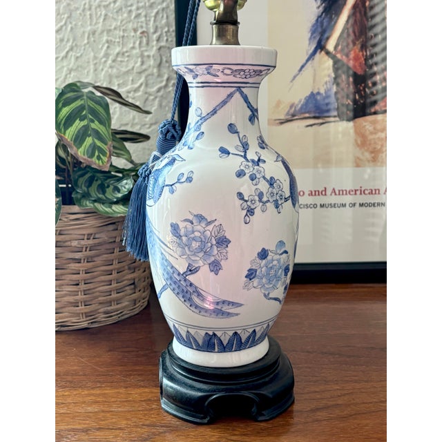 Late 20th Century 1990s Blue and White Chinoiserie Bird and Botanical Table Lamp With Harp and Finial For Sale - Image 5 of 10