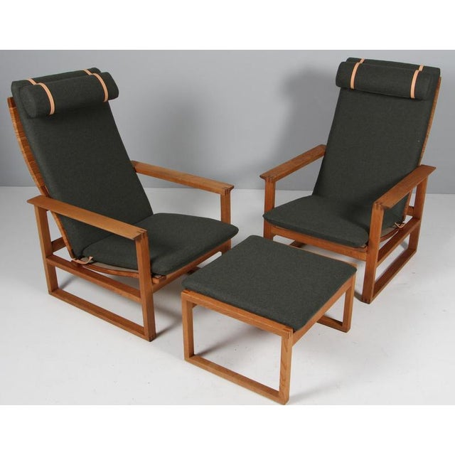 2254 Oak Sled Lounge Chairs and Ottoman in Cane attributed to Børge Mogensen for Fredericia, 1956, Set of 3 For Sale - Image 3 of 8