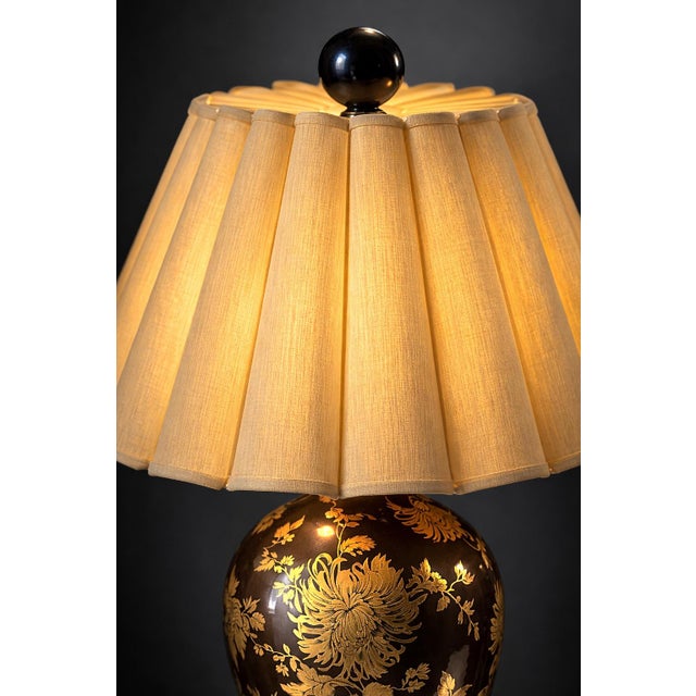 Vintage Chinoiserie Table Lamp With Gold Floral Motif, Brown Lacquered Glass Body and Original Pleated Shade – David W. Estate For Sale In Los Angeles - Image 6 of 11