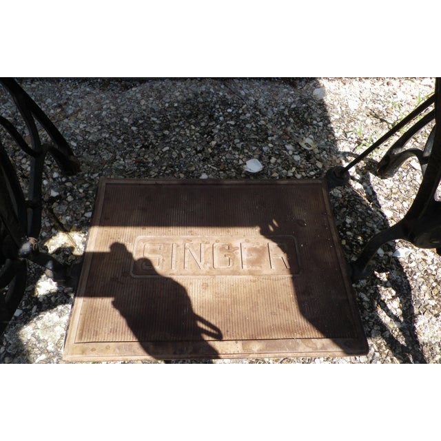 Brown Singer Sewing Machine with Lighting, 1928 For Sale - Image 8 of 18