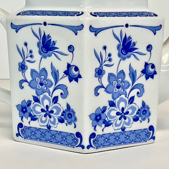 1980s Vintage Italian Tuscany Style Blue & White Botanical Design Porcelain Tea Pot. For Sale - Image 5 of 11