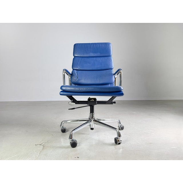 Postmodern EA 219 Office Chair in Soft Pad Blue Leather by Charles & Ray Eames for Vitra For Sale - Image 3 of 10
