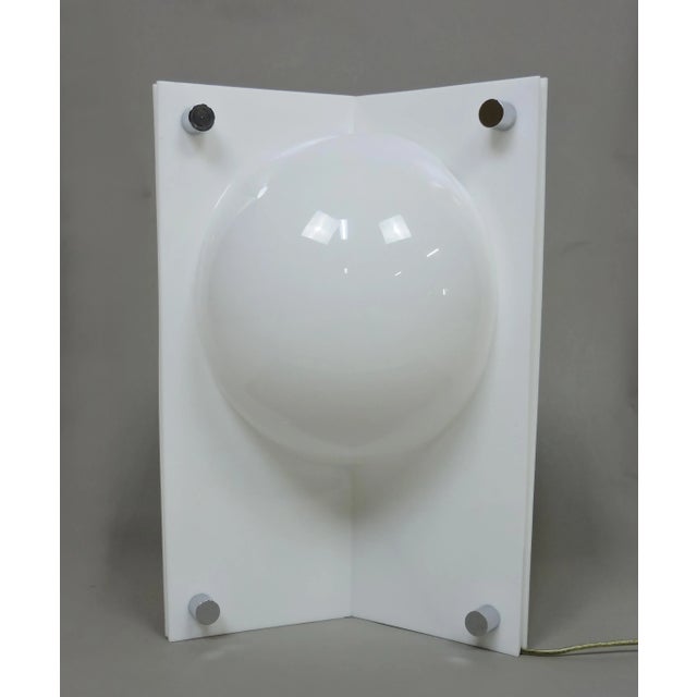 1960s Neal Small Mid-Century Modern Three-Sided White Molded Acrylic Table Lamp For Sale - Image 5 of 12