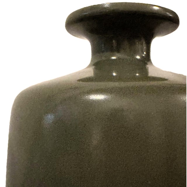 1970s Vintage Large Mottled Moss & Chestnut Speckled Glazed Bottle Vase (14") For Sale - Image 5 of 18