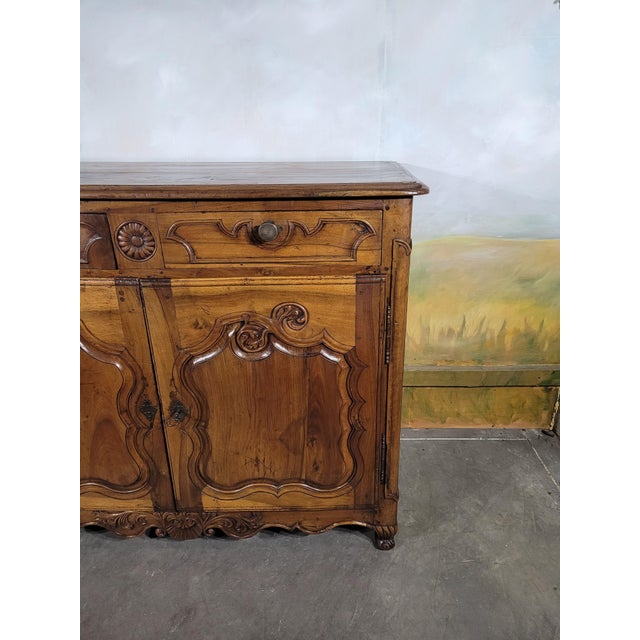 This piece dates from the louis xv period, with influences from the louis xiv style. let me explain: the "shell" feet at...