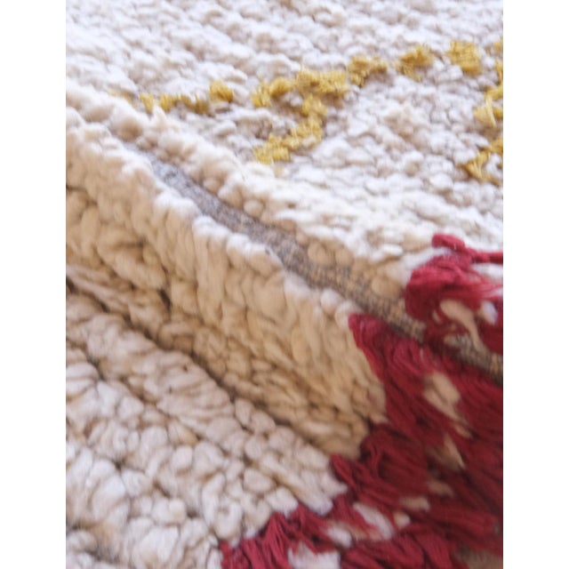 Discover the perfect mix of cultural tradition and contemporary design with this Moroccan Berber rug, a handwoven treasure...