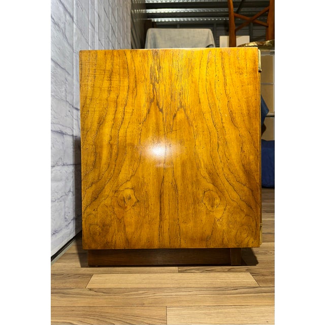 1980s 1980s Vintage Drexel Heritage Campaign Nightstand / Side Table in Walnut and Brass – Accolade Collection⚡️ For Sale - Image 5 of 11