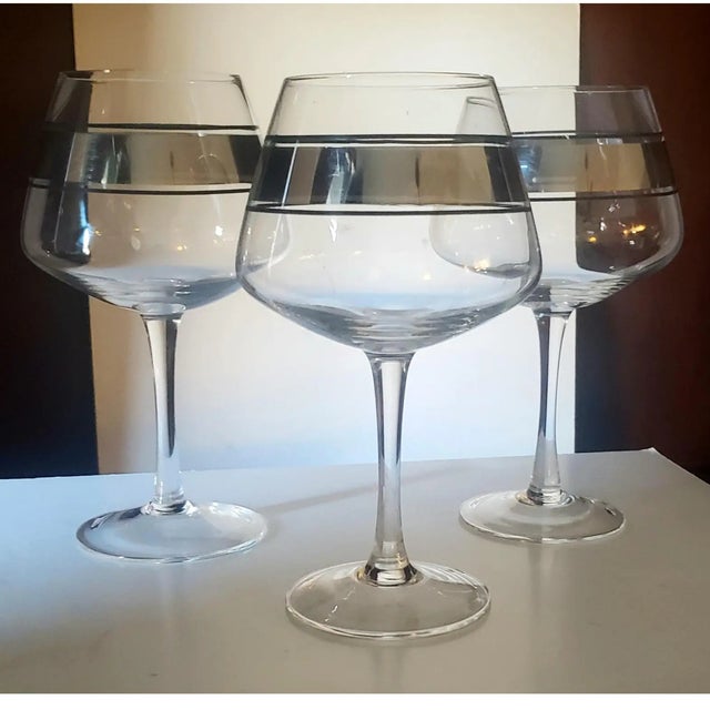 These elegant, thin and elastic Hand-Blown Red Wine Glasses (Burgundy Style) have a lustrous crystal, a thick platinum...
