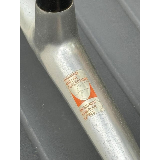 Aluminium EA124 Armchairs with EA125 Ottoman in Vinyl Upholstery by Charles and Ray Eames for Herman Miller, Set of 3 For Sale - Image 16 of 17