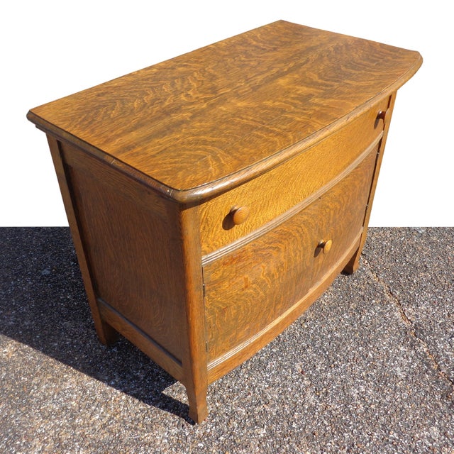 Antique Mission style tiger oak dresser Antique tiger oak dresser early to mid 1900s. The dresser features stunning tiger...