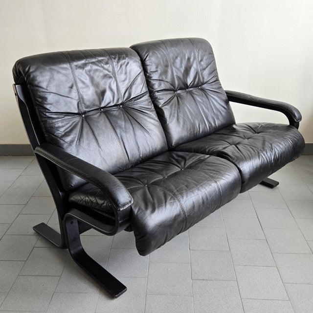 1970s Vintage Scandinavian Two-Seater Sofa in Black Leather and Curved Wood, 1970s For Sale - Image 5 of 18