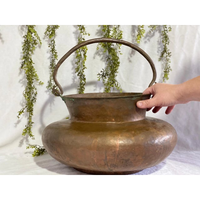 Large Antique Copper Cauldron - WORN Hand Hammered ~ Hand Crafted This beautiful copper cauldron would make a lovely...