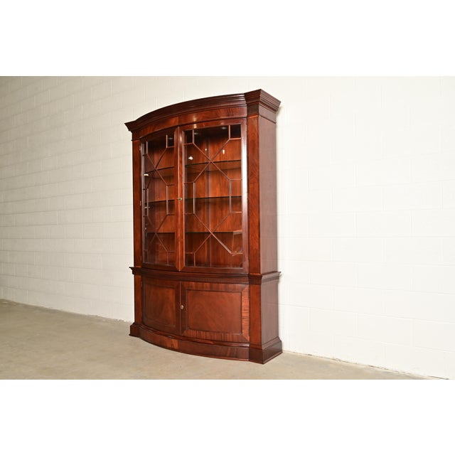 English Baker Furniture Georgian Flame Mahogany Lighted Breakfront Bookcase Cabinet For Sale - Image 3 of 14