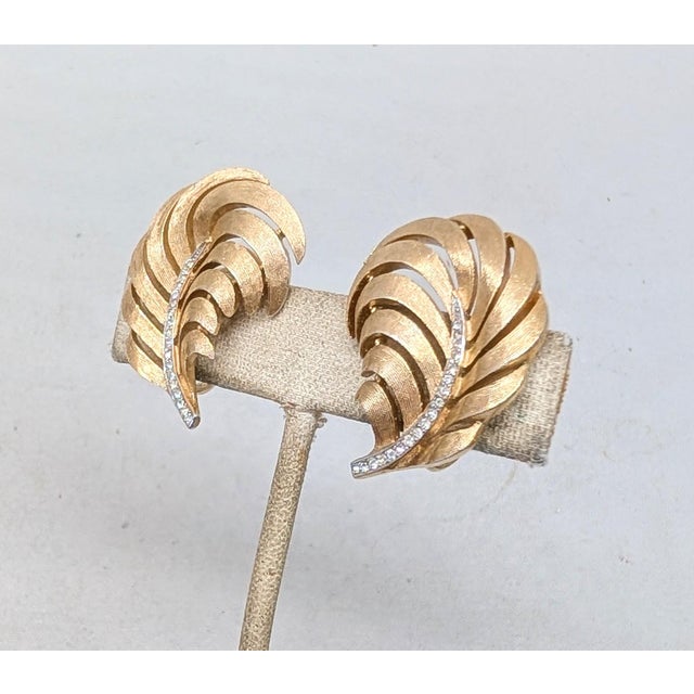 Vintage 1960 Signed Crown Trifari Goldtone Clear Rhinestone Feather Ad Piece Clip Earrings-2 Pieces For Sale In Philadelphia - Image 6 of 8