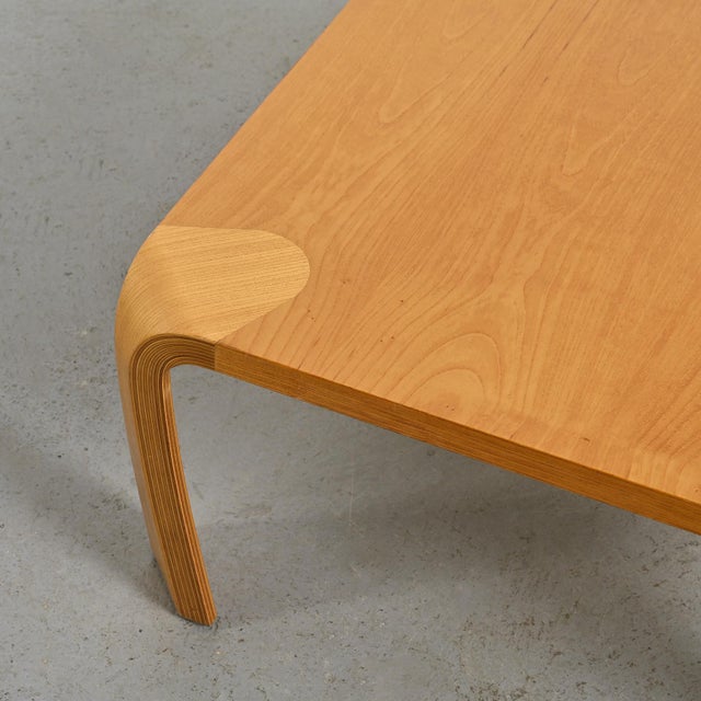 The Zataku coffee table, designed by Saburo Inui in 1959 for Tendo Mokko, is an emblematic piece of Japanese design....