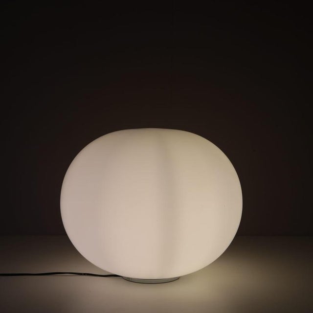 Designed by Jasper Morrison for Flos in the late 1990s, the Glo-Ball Table Lamp (Size 2) is an icon of contemporary...