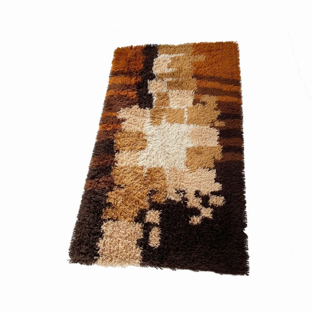 Article: Rya rug Decade: 1970s Origin: Netherlands Producer: Desso, Netherlands This rug is a great example of 1970s Pop...
